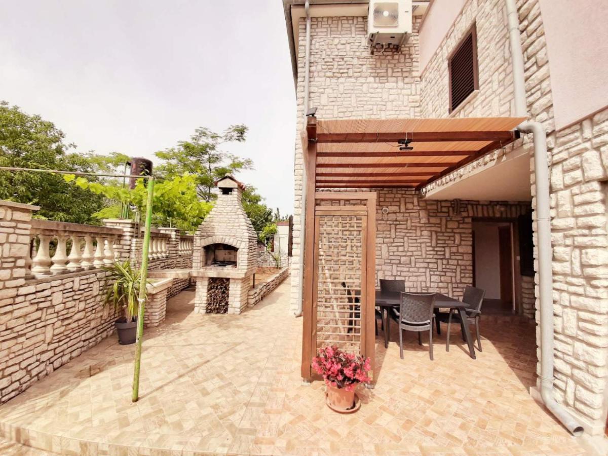 Apartments Renato Muzic Cres Exterior photo