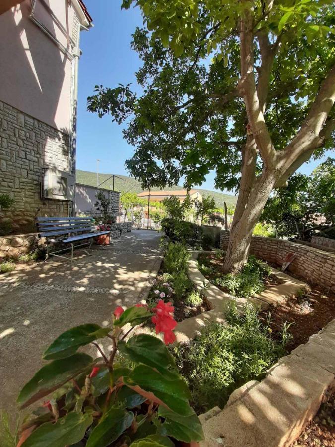 Apartments Renato Muzic Cres Exterior photo